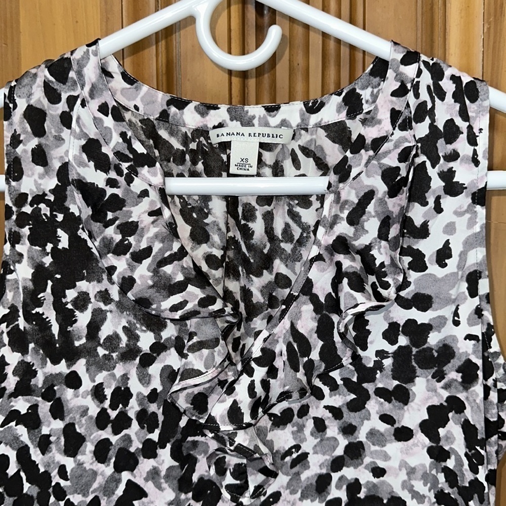 Banana Republic Ruffle V-neck Tank Top - Picture 3 of 7